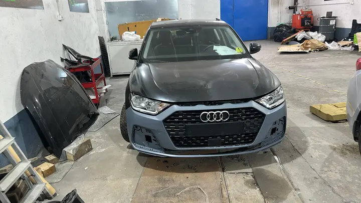 Audi A1 gri în lucru