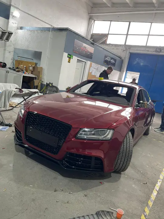 Audi A5 vișiniu cu grilă neagră
