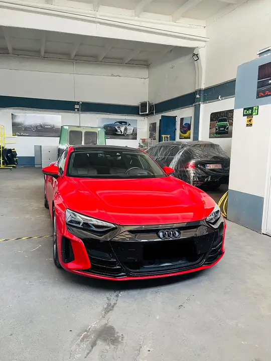 Audi RS e-tron GT roșu în atelier