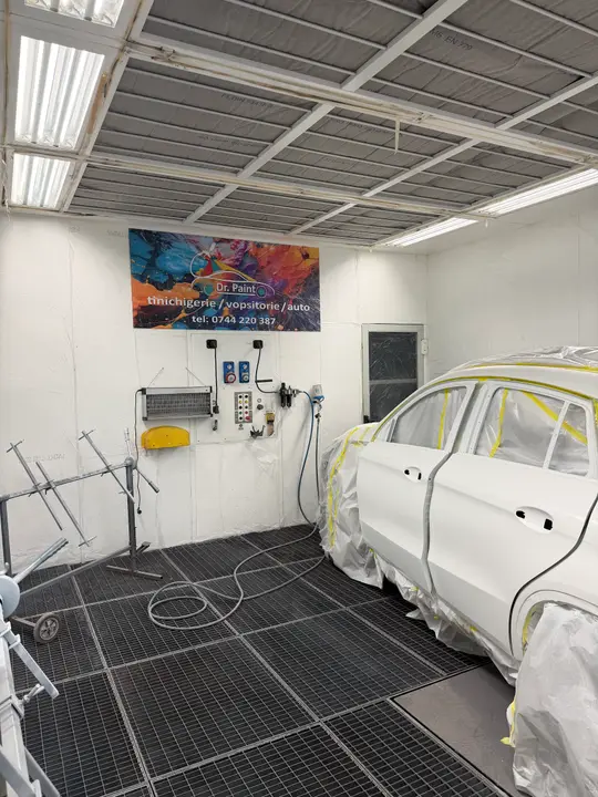 Cabina de vopsire Doctor Paint cu un SUV alb pregătit