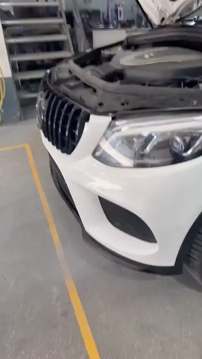 Fața Mercedesului GLE după reparație