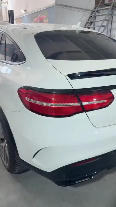 Spatele Mercedesului GLE după polish