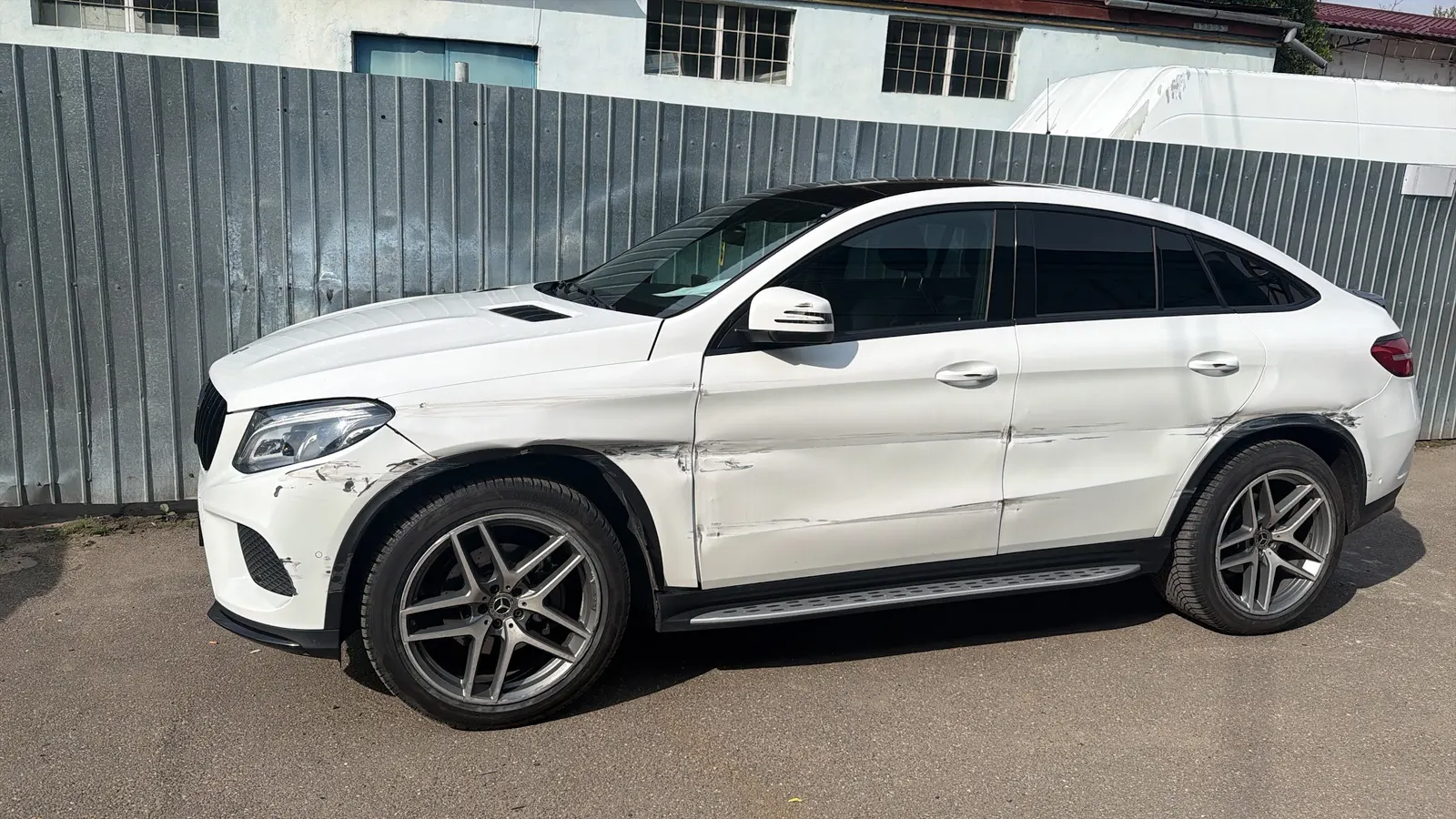 Mercedes GLE Coupé alb, lovit în față pe partea stângă, la sosirea în atelier
