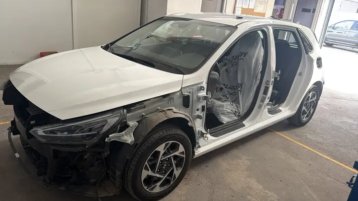 Mercedes lovit în față