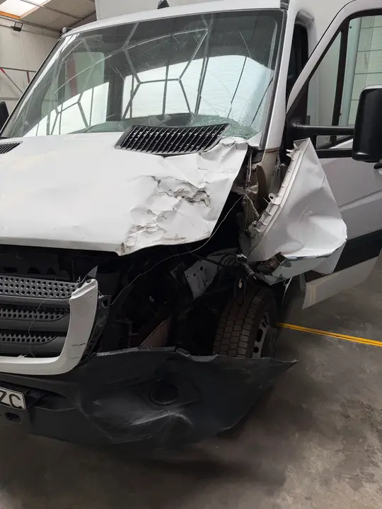 Mercedes Sprinter lovit în față